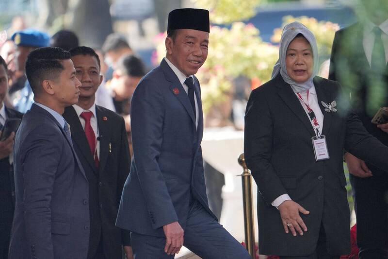 印尼前总统佐科威（中）表示，即将到来的「智慧经济」的前景，取决于对民众进行人工智慧（AI）培训。（彭博）