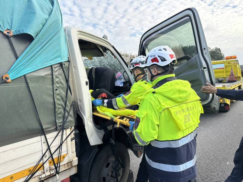 国道1号新竹南下107公里处，今天下午发生4台车追撞车祸，货车驾驶受困车内且OHCA意识不清，经救护人员脱困后送医。（新竹市消防局提供）