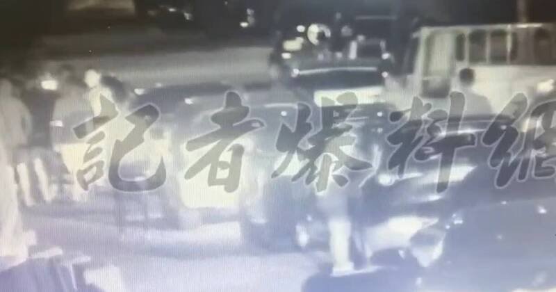 台中太平两派人马相约谈判，见警车迅速鸟兽散。（撷自「记者爆料网」）