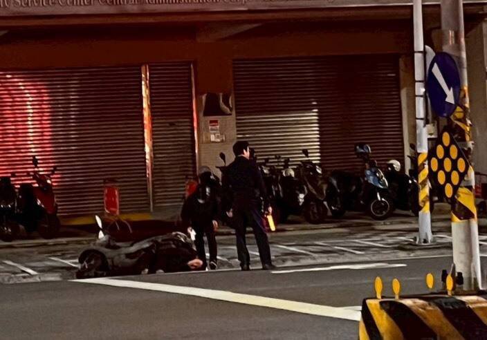 林员见机车路倒冲到现场查看。（警方提供）