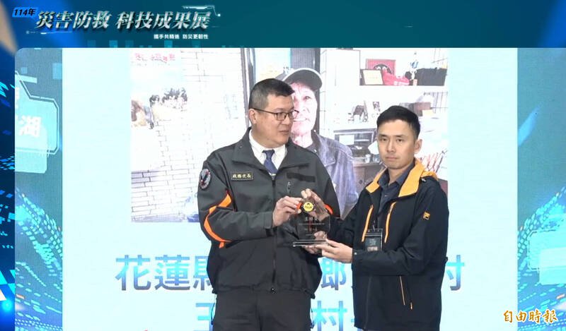 花莲县政府派员代替因公累倒的大马村长王梓安受奖。（记者郑景议摄）