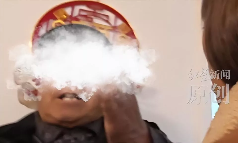 新人结婚老人冲进家里“讨喜”，不给钱就不走