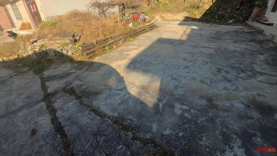 疑因修排水渠欲占路遭拒，男子涉嫌杀害女邻居