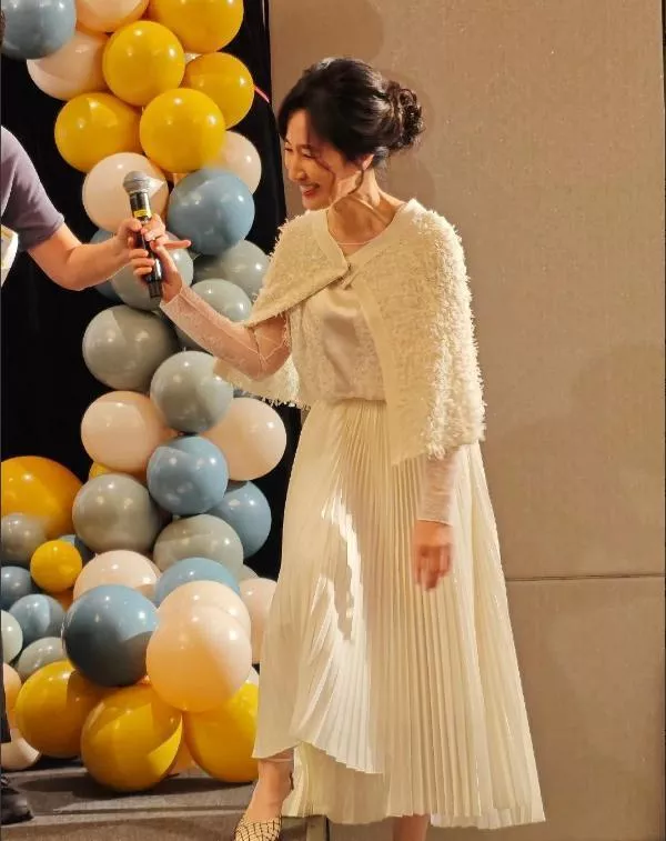 61岁关咏荷素颜照片曝光！脸上皮肤松弛