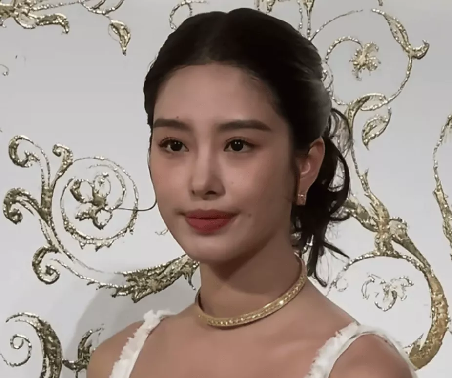 杨采钰被质疑缺钱了，嫁豪门生娃还要频繁站台