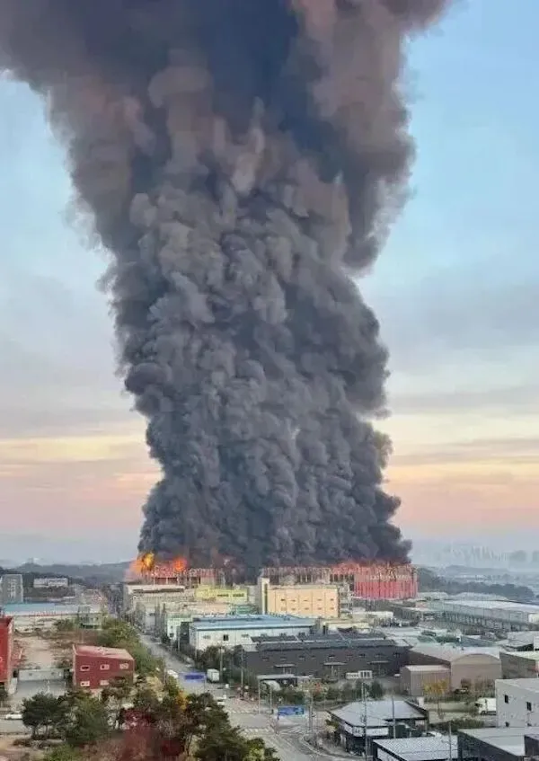 当地时间11月15日上午6时8分左右，衣恋集团(E-LAND)时尚物流中心发生火灾，火势凶猛，浓烟滚滚。