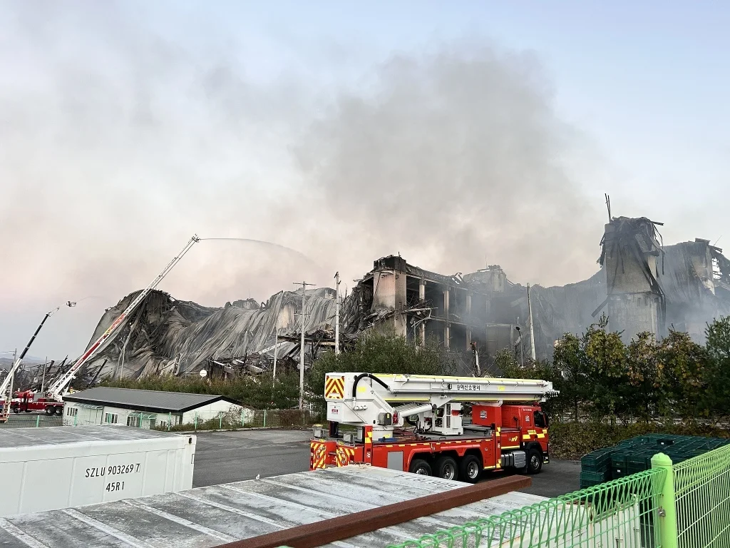 当地时间2025年11月16日，韩国忠清南道天安市，衣恋集团(E-LAND)时尚物流中心发生火灾，消防人员持续进行灭火作业。视觉中国 图