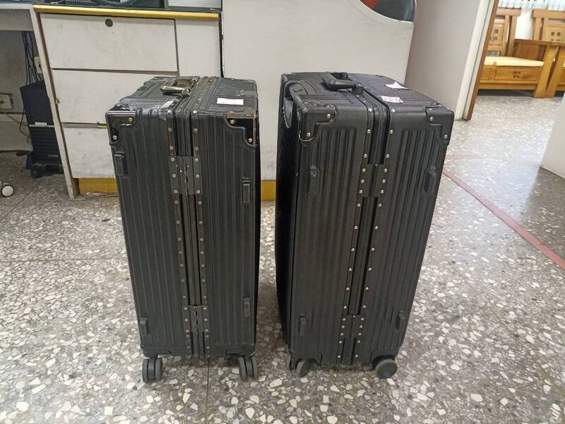 两只行李箱的大小及外型十分相似。（警方提供）