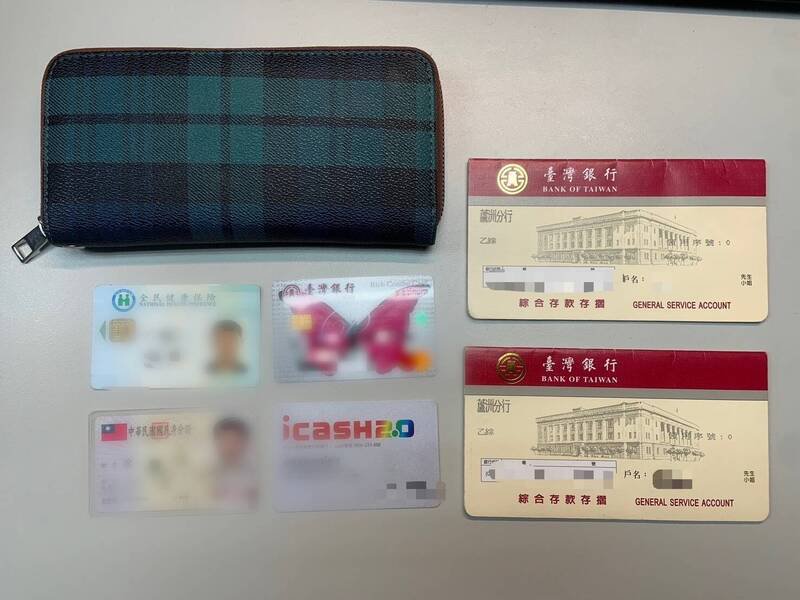 警方查扣相关帐户、提款卡等赃证物。（记者邱俊福翻摄）