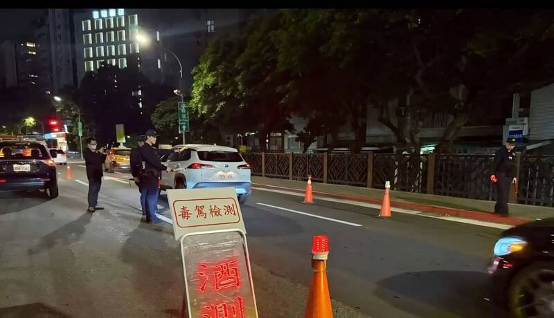台北市警察局执行毒驾路检勤务。（记者邱俊福翻摄）