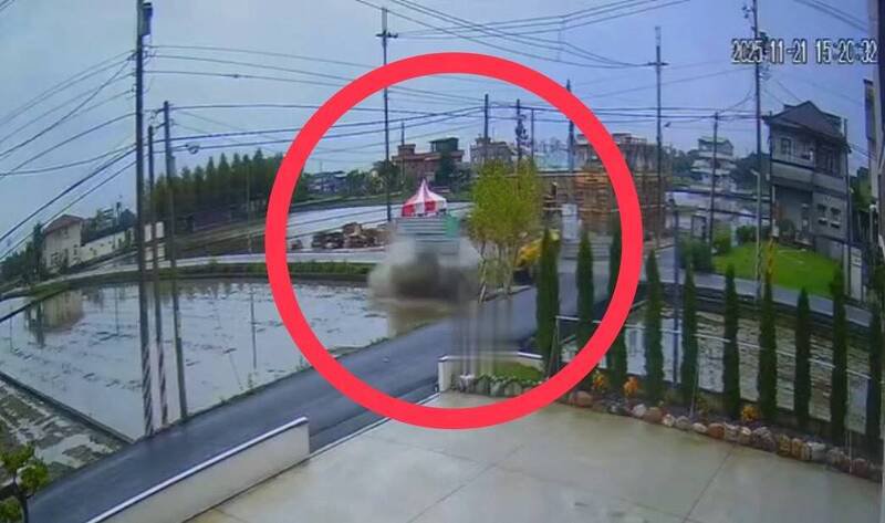 黑色轿车遭撞掉落田间，溅起超大泥水花。（民众提供）