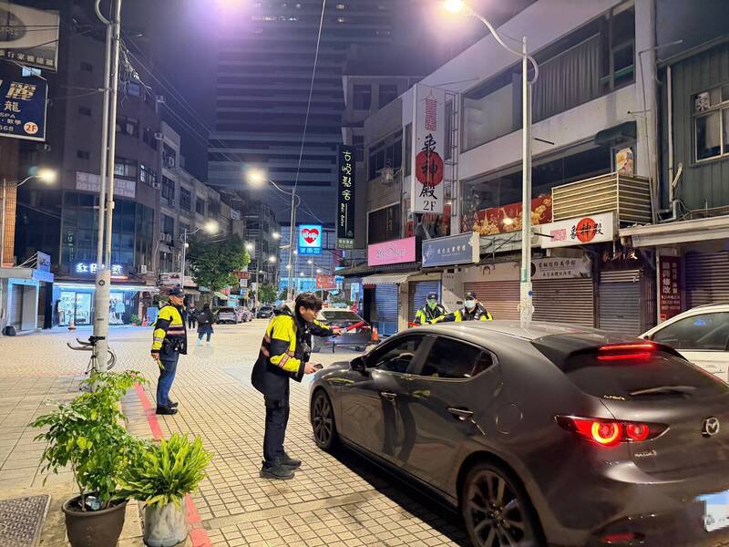 警方执行「雷霆除暴」扩大临检勤务，部署多处临检点拦查酒驾或毒驾。（警方提供）