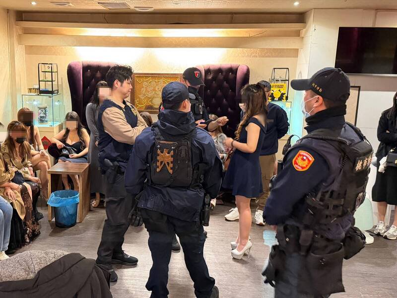 警方执行「雷霆除暴」扩大临检勤务，临检KTV、酒店、撞球场、旅馆等特种营业场所。（警方提供）