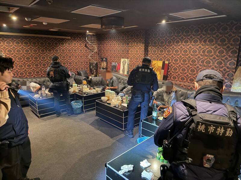 警方执行「雷霆除暴」扩大临检勤务，临检KTV、酒店、撞球场、旅馆等特种营业场所。（警方提供）