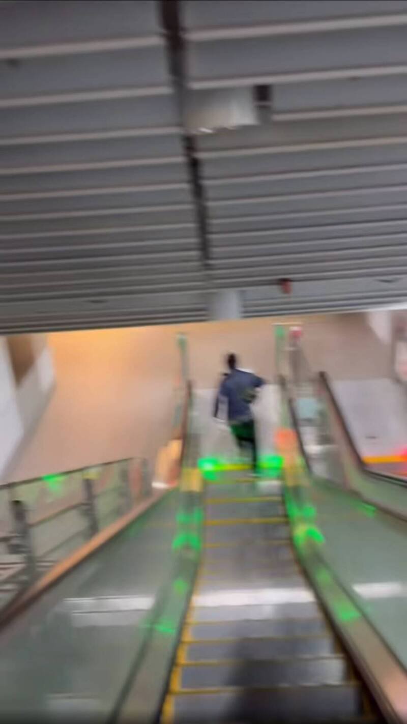 李男被发现偷拍转头就跑。（记者徐圣伦翻摄）