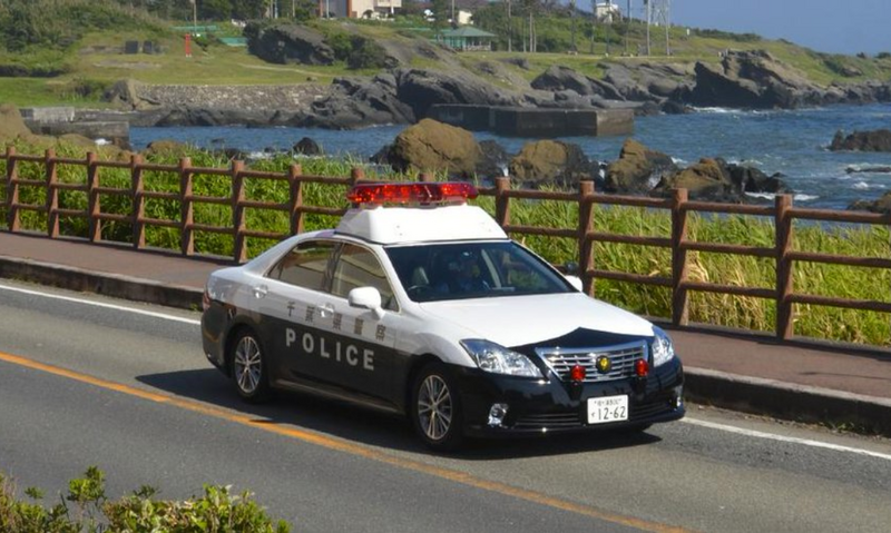 日本千叶县男子将尿液装进茶饮宝特瓶，放到超商饮料柜害顾客购买后差点喝下。图为千叶县警车。（图撷自千叶县警察本部X帐号）