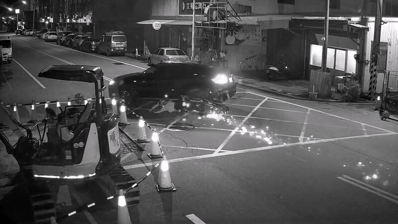 20岁海巡士兵骑车倒地后，滑进前方左转轿车车底，机车壳和地面高速磨擦还产生火花。（记者花孟璟翻摄）