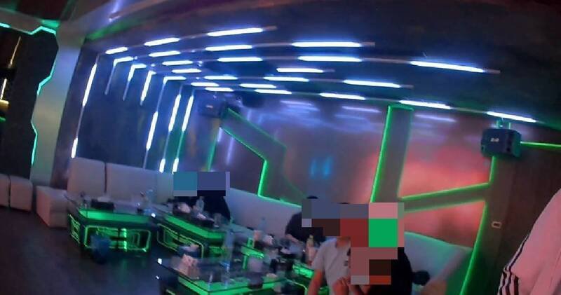 警方进入包厢将涉案人全数带回。（警方提供）