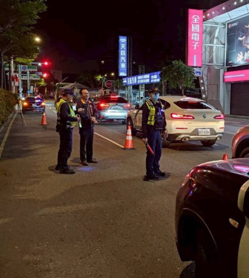 警方于重点路口实施酒驾专案，引进「唾液毒品快筛」加强查缉。（警方提供）