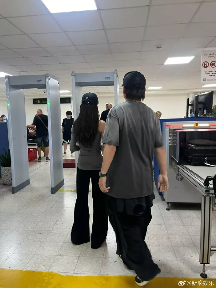 胡彦斌承认与易梦玲恋情，两人牵手现身机场