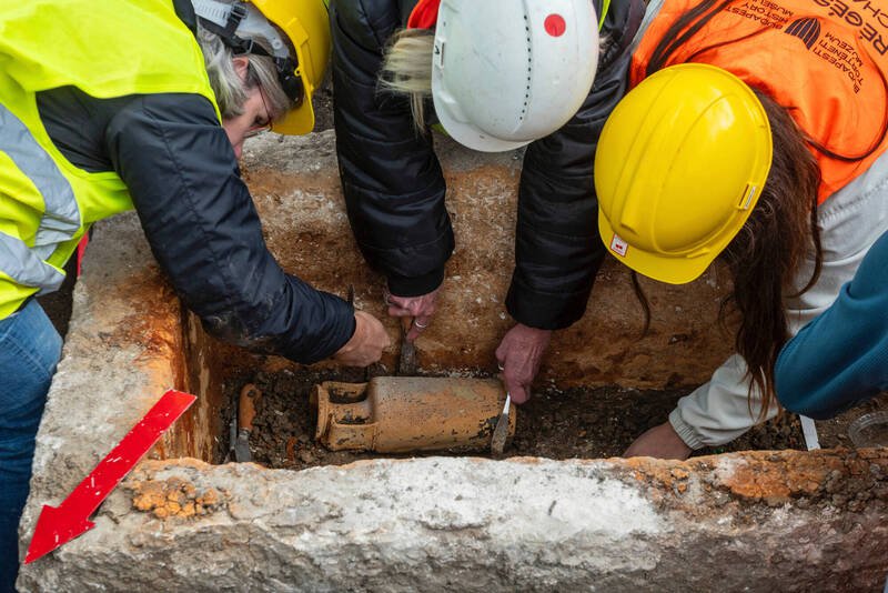 考古团队检视在布达佩斯挖掘出的1700年前罗马石棺内陪葬品。（美联社）