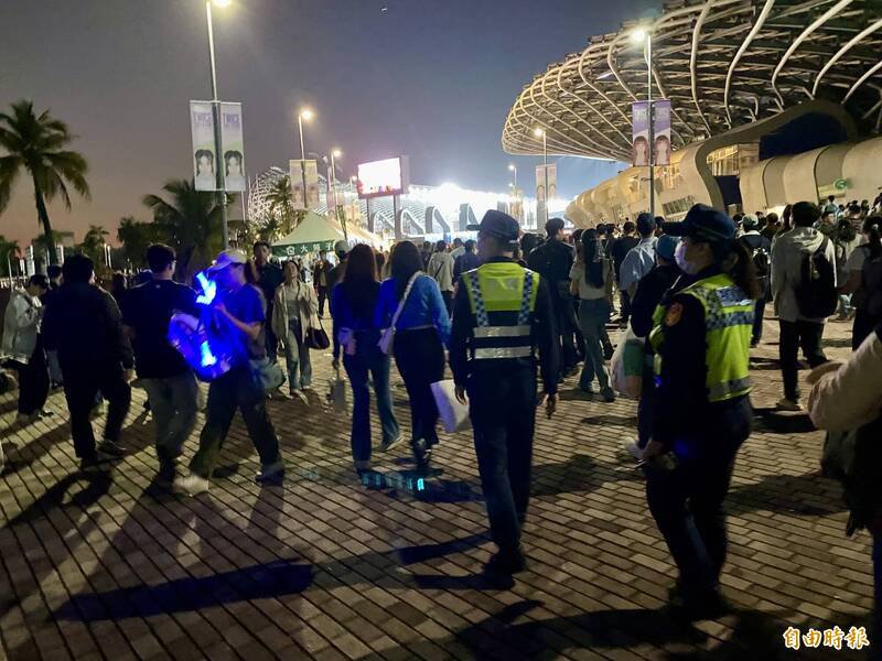 员警巡逻取缔兜售应援小物摊商。（记者洪臣宏摄）