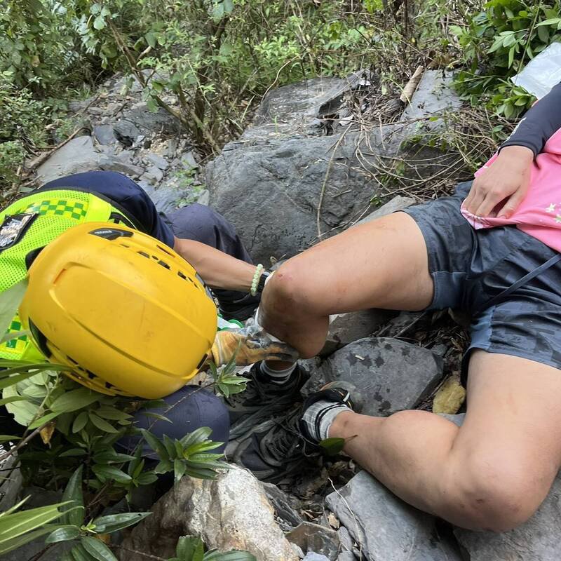 男子腿部骨折。（屏东县消防局提供）