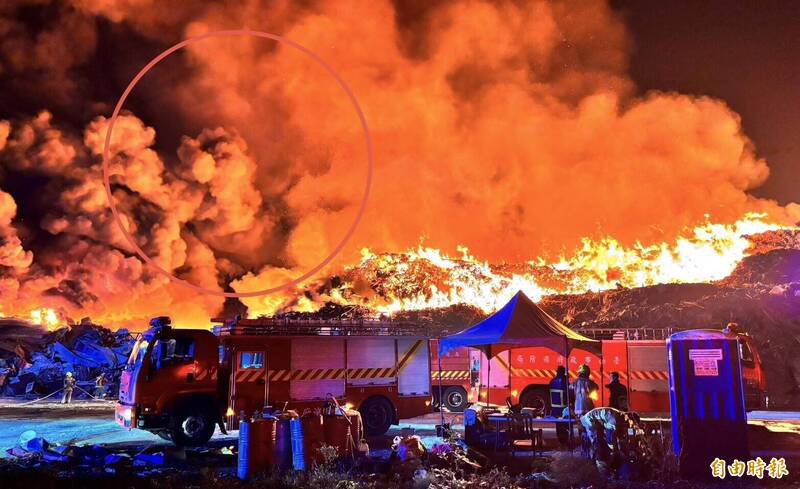 网友指这团浓烟（圆圈处）像极李小龙的脸孔，有头发、眉毛、眼睛、嘴巴，神韵也像。（记者杨金城摄）