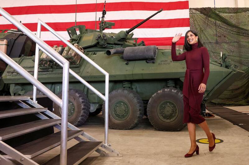 乌沙‧范斯19日访问北卡罗莱纳州的军营时，十指空空没戴婚戒。（路透）