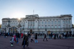 史上首次白金汉宫耶诞市集？ 游客冲现场才发现被AI骗