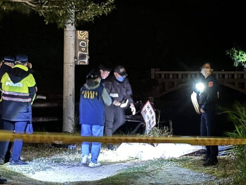 金门映碧潭出现约70岁男性浮尸，警方到场勘验，死因待查。（读者提供）