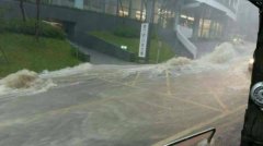 豪雨如炸弹 新北市汐止道路汪洋一片、卖场积水