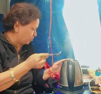 大妈火车上煮泡面影片疯传 引发安全整治行动