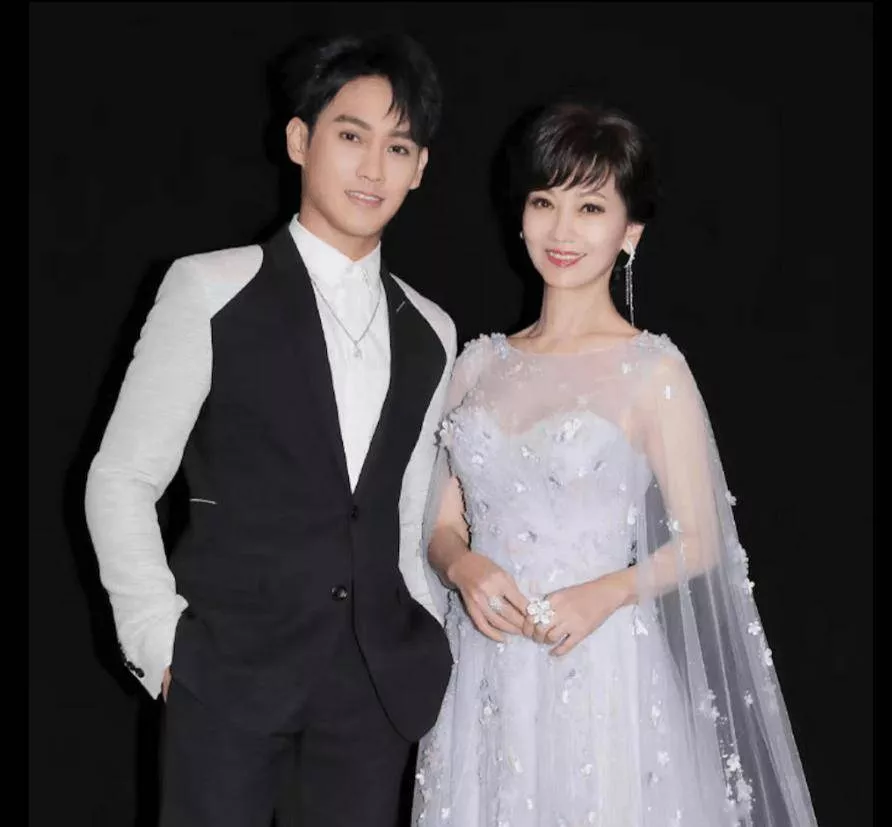 赵雅芝儿子宣布抱得美人归！原来是《繁华》里的她