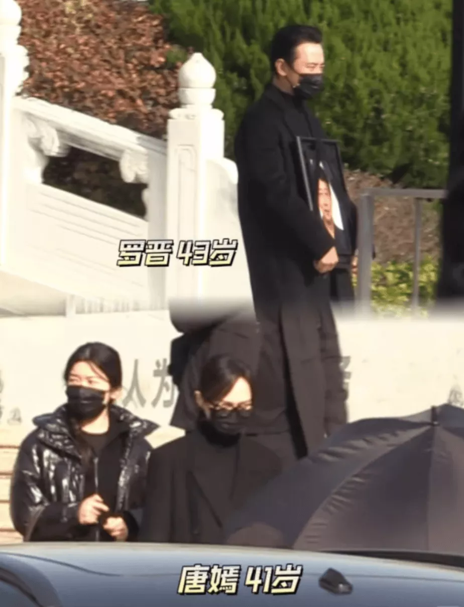 唐嫣现身罗晋父亲葬礼，作为儿媳送公公骨灰上车