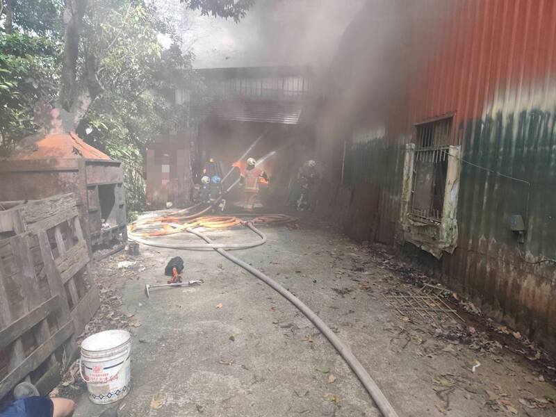 烤漆厂起火，冒出阵阵浓烟。（记者吴升儒翻摄）