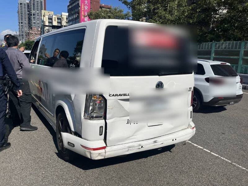 刘姓男子驾驶民间救护车，疑似为了闪避前车，在切换车道时，不慎擦撞李姓男子驾驶的休旅车。（记者陆运锋翻摄）