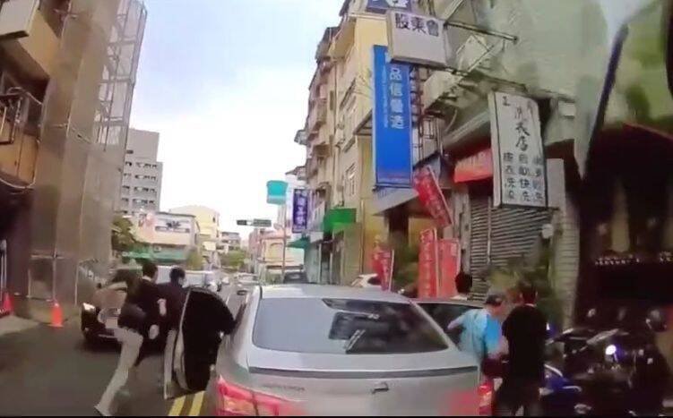 台中市警局第二分局员警盘查一辆可疑汽车，车上5名逃逸移工心虚弃车逃逸。（记者陈建志翻摄）