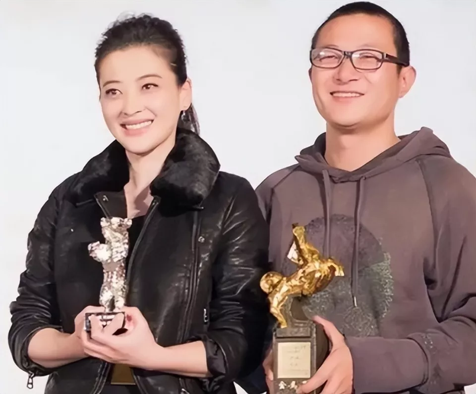 梅婷在自家别墅宴请颖儿，菜园面积高达数百平