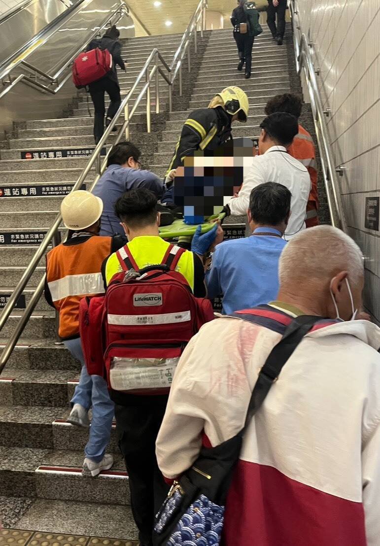 高铁板桥站今天下午惊传一名老妇人坠落月台受伤，高铁人员紧急通报、救起妇人，幸仅受轻伤，紧急会同消防员送医救治。（记者吴仁捷翻摄）民众提供
