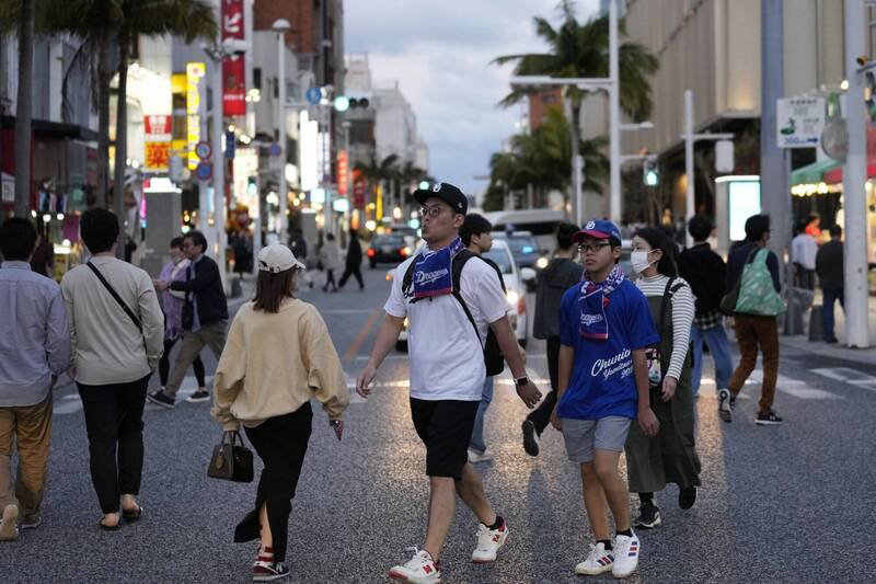 冲绳本岛北部一处净水厂水管因旧化破损造成大规模漏水，导致复数净水场无法正常作业，冲绳本岛26个市、村、町中，有11处面临全面停水危机，另有6处部分地区将停水。图为冲绳县那霸市国际通街景。（美联社）
