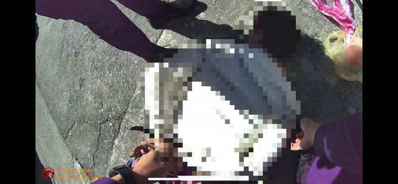 警方赶赴现场，将龙男压制后，带回派出所进行保护管束。（记者吴升儒翻摄）