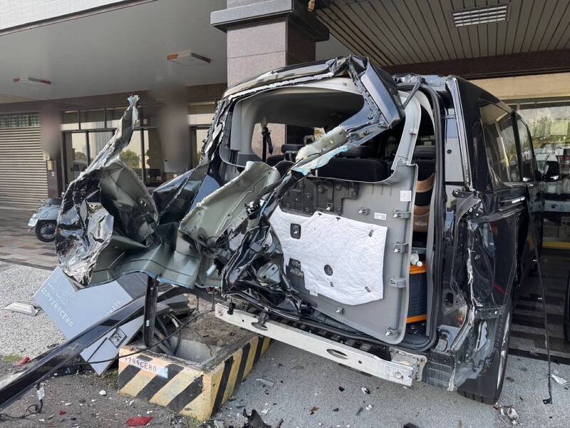 台南市安平民权路四段上的休旅车后方与台电变电箱都遭环保回收车撞毁。（民众提供）