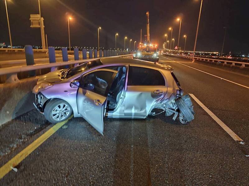 车祸后，这自小客车擦撞护栏，曾姓女驾驶受伤送医。（民众提供）