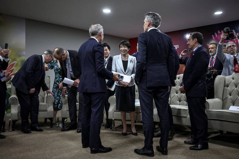 日本首相高市早苗在G20峰会期间与多的国家领袖交流。（路透）