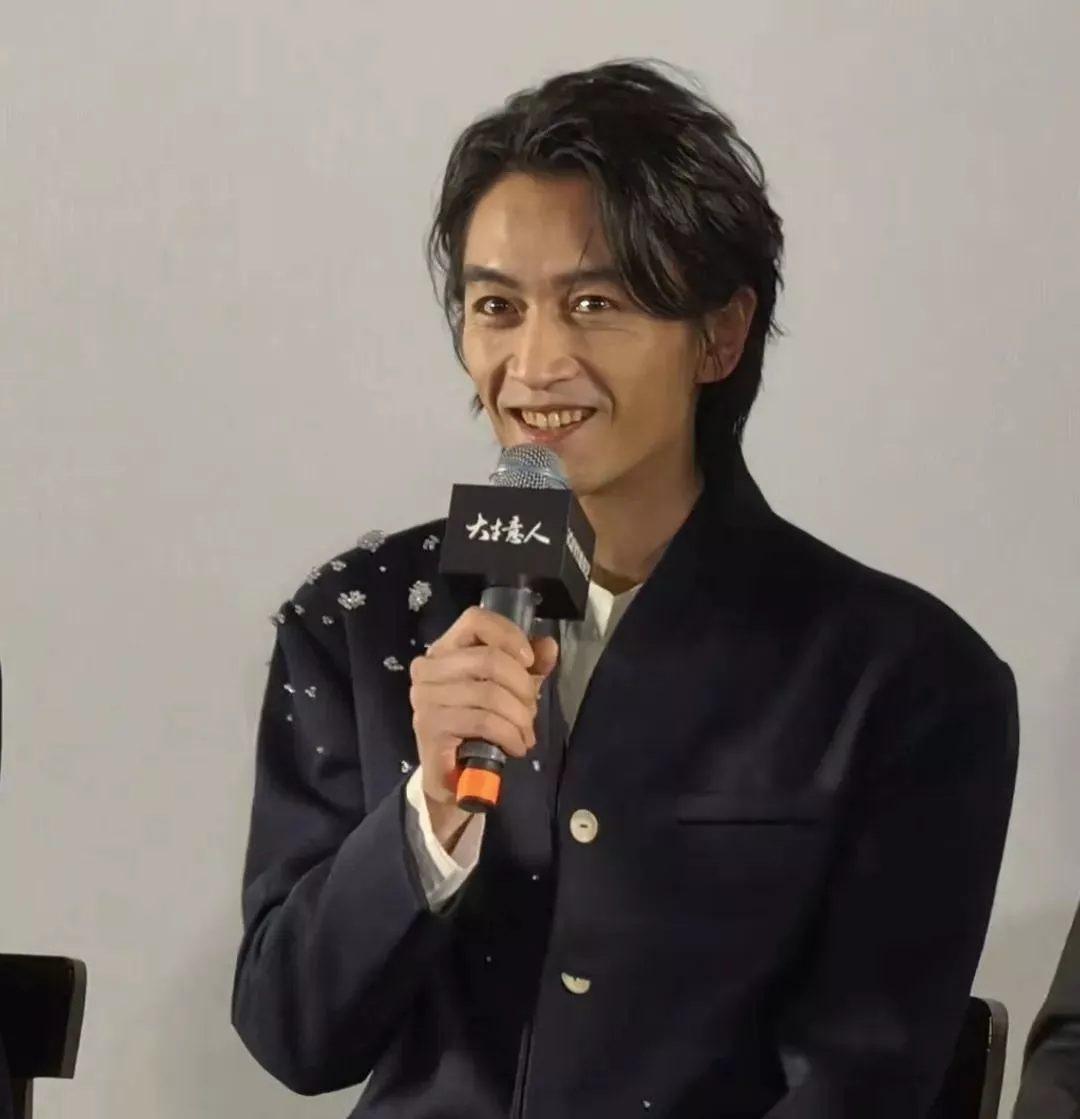 陈晓最新露面瘦脱相！脸颊凹陷显老又显疲惫