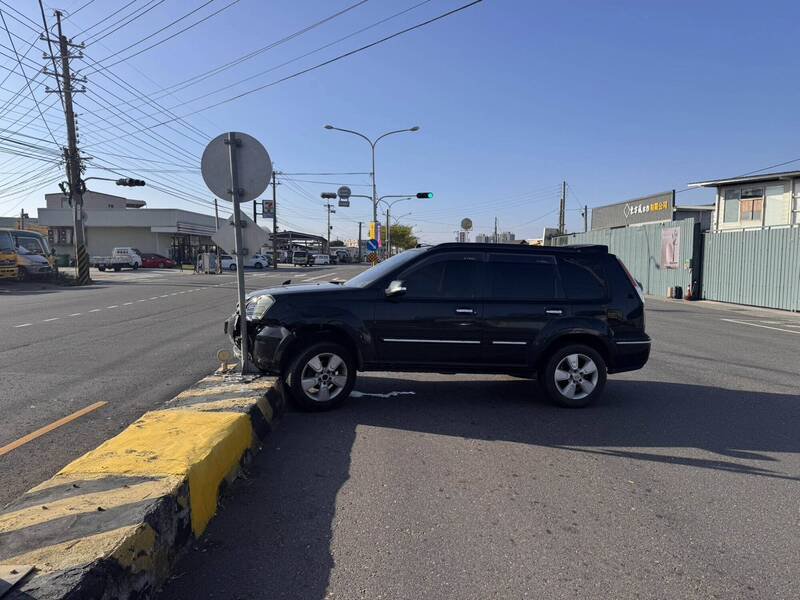 彰兴路发生休旅车撞分隔岛事故。（图由警方提供）