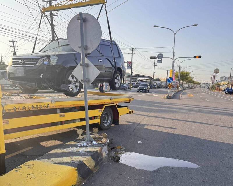 事故车受损被吊离。（图由警方提供）