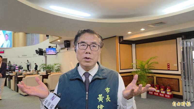 台南市长黄伟哲说明启动行动医院。（记者洪瑞琴摄）