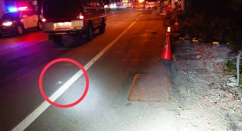 花莲县玉里镇台九线发生肇逃案件，现场遗落的小盖板零件。（民众提供）